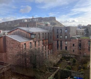 Old Town Apartment | Crags View Apartment On The Royal Mile