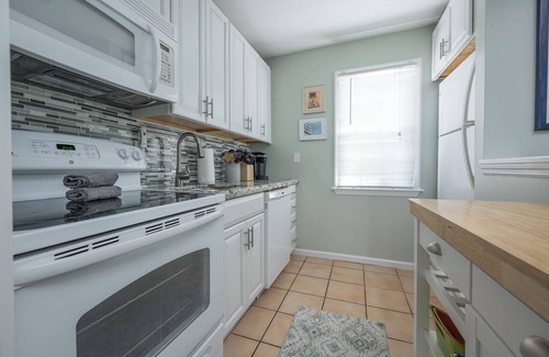 Truman Annex Condo | Craig & Cindy Key West Truman Annex Shipyard Condo w/balcony at Mile Marker 0!