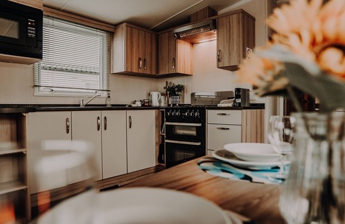 Ayr Cabin | Craig Tara Close to Beach Dog Friendly Free Wifi