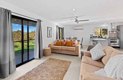 Mansfield Cottage | Craigmont Cottage - Near Lake Eildon