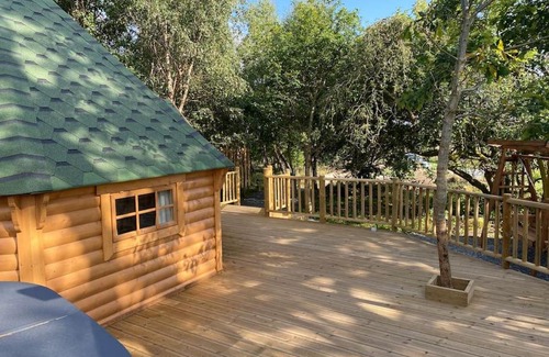 Inverurie Apartment | Craigshannoch Luxury 1 bed woodland lodge hot tub