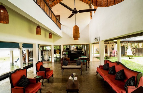 Puthenvelikara Hotel | Cranganor History Cafe Riverside Chateau