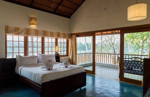 Puthenvelikara Hotel | Cranganor History Cafe Riverside Chateau