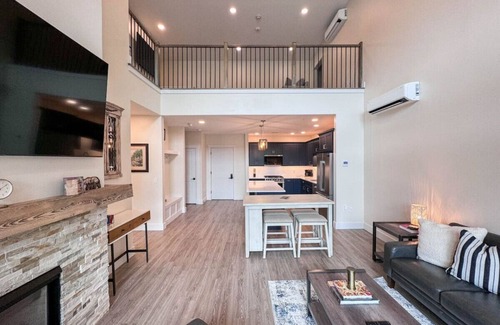 North Conway Condo | Cranmore Escape | Modern, Walk to Town, Pool!