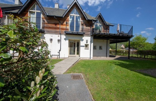 Kenmore Cottage | Crannog Lodge - sleeps 6 guests in 3 bedrooms