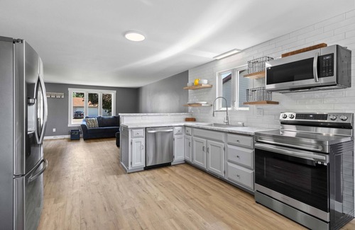 Ashwaubenon House | Crary House - 1 Mile from Lambeau