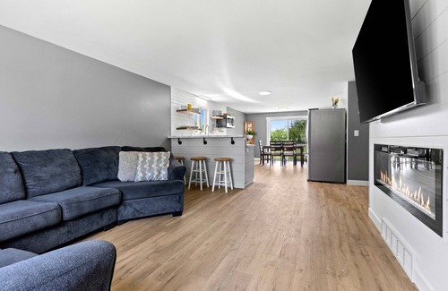Ashwaubenon House | Crary House - 1 Mile from Lambeau