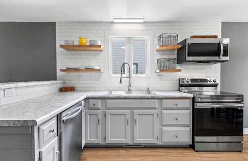 Ashwaubenon House | Crary House - 1 Mile from Lambeau