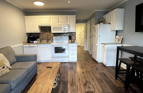 Hilton Head Island Condo | Crashin' Waves-Oceanview w/Bikes, Chairs& King Bed