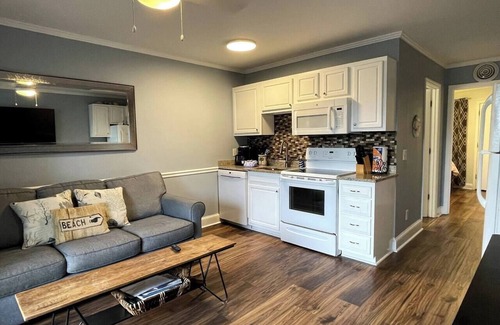 Hilton Head Island Condo | Crashin' Waves-Oceanview w/Bikes, Chairs& King Bed
