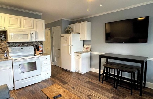 Hilton Head Island Condo | Crashin' Waves-Oceanview w/Bikes, Chairs& King Bed