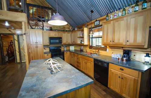 Broken Bow Cabin | Crazy Horse is a charming Broken Bow Cabin with all the Amenities.