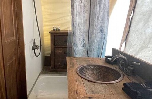 Virgin Cabin | Crazy Horse Wagon #27 w/2 Queen Beds Gas BBQ grill and Gas fire pit