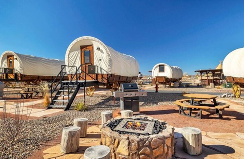 Virgin Cabin | Crazy Horse Wagon #27 w/2 Queen Beds Gas BBQ grill and Gas fire pit