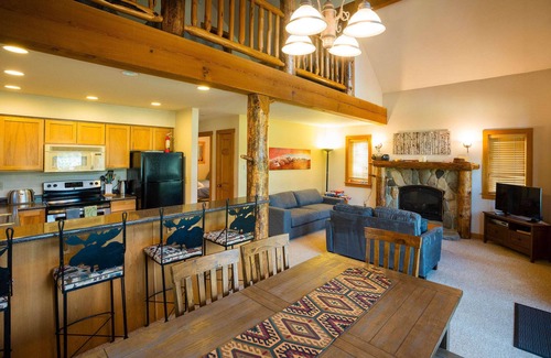 Mazama Cabin | Crazy Squirrels Cabin - 1st floor with one bedroom
