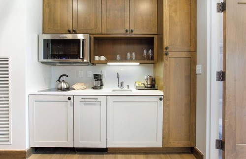 Avon Apartment | CRBC Remodeled 2024 Resort & Spa, Ski in out, Ski Valet, Health Club, Hot Tubs