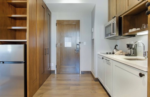 Avon Apartment | CRBC Remodeled 2024 Resort & Spa, Ski in out, Ski Valet, Health Club, Hot Tubs