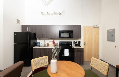 Westown Apartment | Cream City 2BR Apt - Just 3 Blocks to Fiserv with Gym and Parking