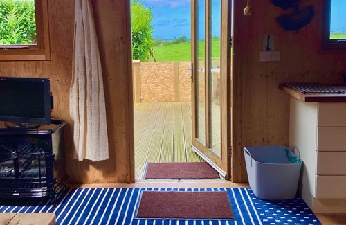 Coleraine Cottage | Creative Art cottage in unique timber Studio