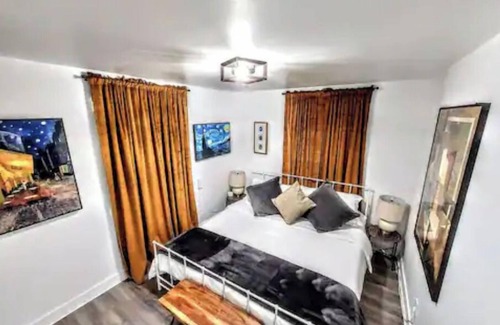 South Salt Lake Ski Chalet | Creative Chalet - 3 King Beds! 4 rooms! Gig Wifi⚡️