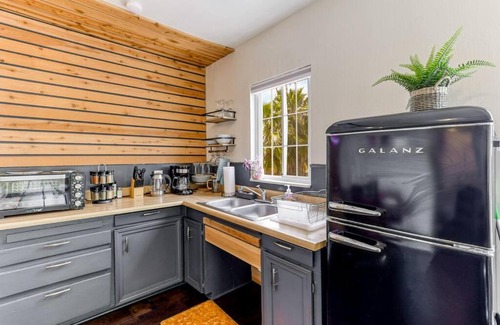 Downtown Apartment | Creative, Classic, Downtown Gem!