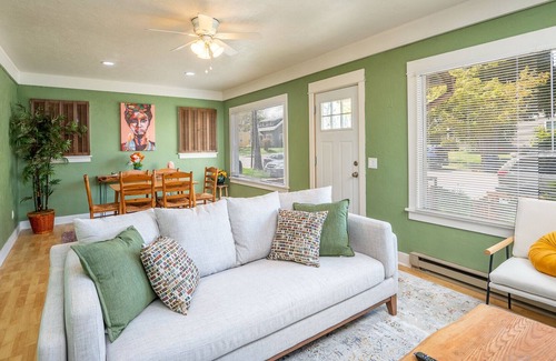 Amazon House | Creative Haven Next to U of O w/ Parking! Monthly Stays Welcome!