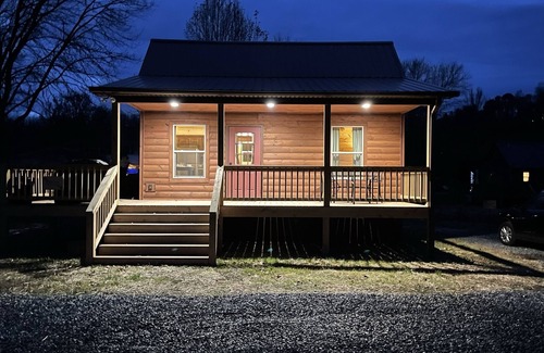 Bryson City Cabin | Creek access and minutes Deep Creek!