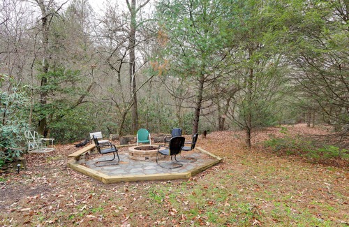 McCaysville Cabin | 'Creek Bend Escape' w/Hot Tub + River Views!