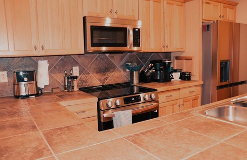Dahlonega Cabin | Creek Cabin Retreat w/Hot-Tub