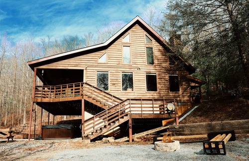 Dahlonega Cabin | Creek Cabin Retreat w/Hot-Tub