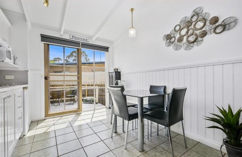 Traralgon Bed & Breakfast | Creek Cottage Bed and Breakfast Traralgon