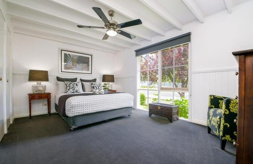 Traralgon Bed & Breakfast | Creek Cottage Bed and Breakfast Traralgon