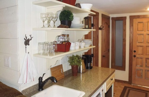 Four O'Clock Apartment | Creek. Cozy Romantic Getaway. Ski in. Pool Hot Tub
