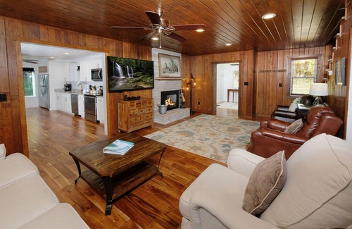 Gatlinburg Cabin | Creek Haven