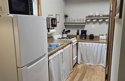 Hot Springs Cottage | Creek Life Cottage is a place where you can relax and unwind on the creek.