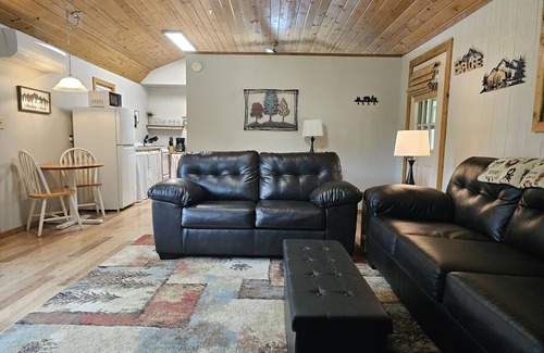Hot Springs Cottage | Creek Life Cottage is a place where you can relax and unwind on the creek.