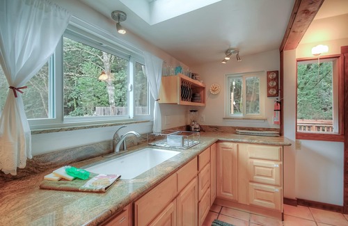 Guerneville Cottage | Creek-side home close to river/woods with private hot tub & deck - dog-friendly