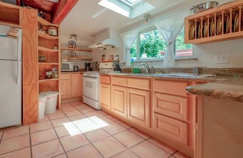 Guerneville Cottage | Creek-side home close to river/woods with private hot tub & deck - dog-friendly