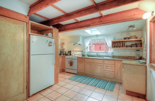 Guerneville Cottage | Creek-side home close to river/woods with private hot tub & deck - dog-friendly