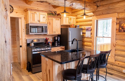 Sugarcreek Cabin | Creek Song Cabin 3 bedroom, sleeps 6, hot tub