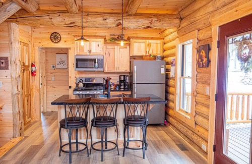 Sugarcreek Cabin | Creek Song Cabin 3 bedroom, sleeps 6, hot tub