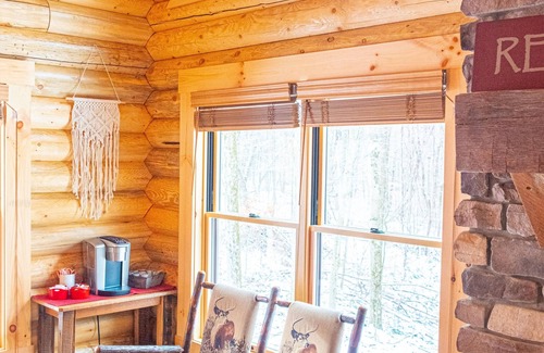 Sugarcreek Cabin | Creek Song Cabin 3 bedroom, sleeps 6, hot tub