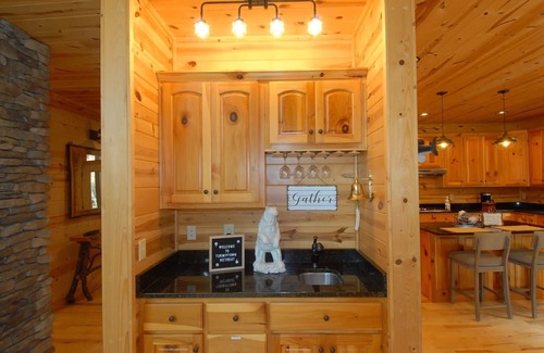 Walnut Mountain House | CREEKFRONT, Fishing, POND, HIKING & nearby WINERIES, modern 3 bedroom