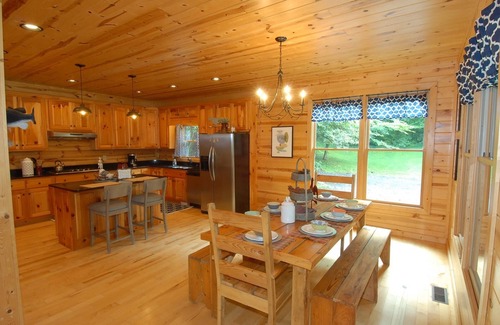 Walnut Mountain House | CREEKFRONT, Fishing, POND, HIKING & nearby WINERIES, modern 3 bedroom