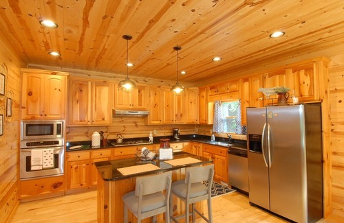Walnut Mountain House | CREEKFRONT, Fishing, POND, HIKING & nearby WINERIES, modern 3 bedroom