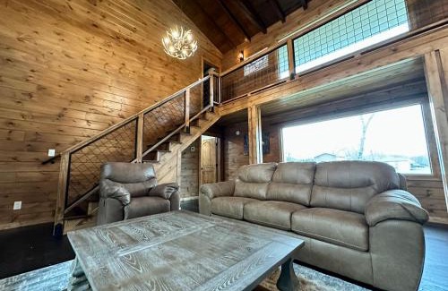 Pigeon Forge House | Creekfront Lodge: Brand new!