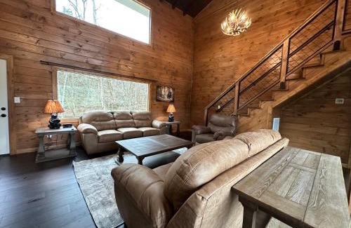 Pigeon Forge House | Creekfront Lodge: Brand new!