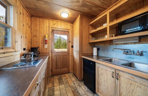 Mazama Cabin | Creekside Bunkhouse on Early Winters Creek