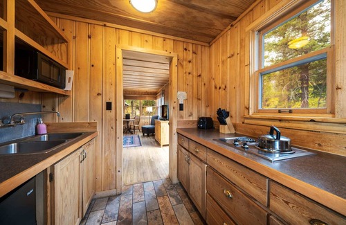 Mazama Cabin | Creekside Bunkhouse on Early Winters Creek