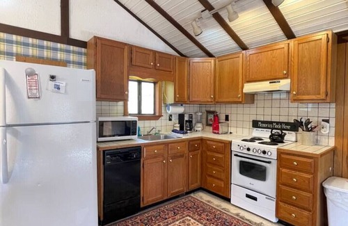 Berkeley Springs Cabin | Creekside Cabin-Pet friendly